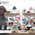 <br />
株式会社並木伸好デザインルームはJFW インターナショナル・ファッション・フェアにて、セミオーダー ペーパーブレードハットを出展。<br />
リボンを選んでオーダーできるペーパーブレードハットを紹介。