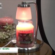 カメヤマ株式会社は東京インターナショナル・ギフト・ショー春 2014にて、キャンドルウォーマーランプ「香る照明」を出展。 ハロゲン電球の熱でキャンドルを溶かす卓上ライトを紹介。