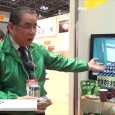 オアシス珈琲有限会社はHCJ 2014にて、洗浄生豆を使用した珈琲「きれいなカップイン・コーヒー」を出展。 生豆を洗浄することによって渋みや臭みを取り除いた雑味のないコーヒーを紹介。