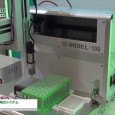 岩下エンジニアリング株式会社はBIO tech 2014にて、チップ自動交換式自動固相抽出システムを出展。 汎用性のある自動分注ロボットMODEL-100に構成度分注ポンプと小駅抽出システムを組み合わせた装置を紹介。
