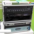 ホーチキ株式会社は自治体総合フェア 2014にて、FM緊急ラジオシステムを出展。 災害時にコミュニティFM局の通常放送を中止して緊急告知放送を送出する臨時災害放送に対応したシステムの紹介。