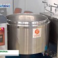 三和厨理工業株式会社は自治体総合フェア 2014にて、災害時対応電気釜「移動式電気回転釜」を出展。 ライフライン遮断や厨房施設損壊の状況下で給食再開支援や炊き出ししえんが行える電気回転釜の紹介。