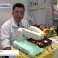 セコム株式会社は自治体総合フェア 2014にて、食事支援ロボット「My Spoon」を出展。 手が不自由な方が身体の一部を動かすだけで、自分で食事ができるようにするロボットの紹介。