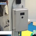 ALSOKは自治体総合フェア 2014にて、鳥獣わな監視装置を出展。 わなが作動したことをメールでお知らせし、鳥獣被害から農地の安全・安心を守るわな監視装置の紹介。