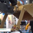 オノデラ製作所株式会社は2014 NEW環境展にて、パカっと開くバケット「ピラニアバケット」を出展。 「すくう」と「つかむ」を一台で行える、解体作業や林業に使用できるバケットを紹介。