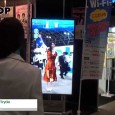 株式会社光文堂はInterop Tokyo 2014にて、着替える事なく試着を楽しめる「KBDバーチャルサプライズTryOn」を出展。 カメラに写った利用者の体に合わせてリアルタイムで試着した姿を合成するシステムを紹介。