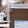 揖斐川工業株式会社は施設園芸・植物工場展(GPEC) 2014にて、湿らせたパッドで室内温度を下げる「クールパッドシステム」を出展。 特殊なセルロースペーパーの上部から水を流すことで湿らせ、さらに強制排気することで気化熱...