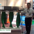 株式会社TOSMOはPVJapan 2014にて、太陽光・風力ハイブリッド発電システム「SolarMill」を出展。風速18.5m/sで自動停止する直立タイプの風力発電と太陽光発電が一体となったハイブリット発電システムを...