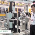 三愛化成商事株式会社は国際物流総合展 2014にて、電動アーム付きリフト機「SAアーム リフト」を出展。 医療・軍事・食品など用途に合わせてカスタマイズで製作され、重量物でも簡単操作で運搬できるアルミ合金製のリフト機を紹...