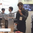 ブロッサムコーヒーはSCAJ 2014にて、正確にお湯の温度を管理するコーヒーブルワー「ブロッサム ワン ブルワー」を出展。抽出時のコーヒー豆を望ましい温度に近づけられるコーヒーブルワーを紹介。