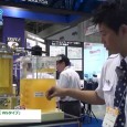 トリプルアール株式会社はIFPEX 2014にて、油水分離機「OSCAシリーズ WSタイプ」を出展。 潤滑油等に混ざった水分を密度勾配型フィルタを用いて分離する油水分離機を紹介。