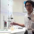 中村科学器械工業株式会社はJASIS 2014にて、フラスコ用撹拌機「シーリングミキサー UZU」を出展。 フラスコに差しこむだけで簡単に取り付けられる、撹拌機と撹拌シールの機能を一体化させた撹拌機を紹介。