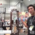 HARIO株式会社はSCAJ 2014にて、2つにフラスコに抽出される水出しコーヒーメーカー「ウォータードリッパー・ウッド２L」を出展。珈琲が二つのフラスコに分かれて抽出され、金属コックで滴下速度を調節できる点滴形の水出...