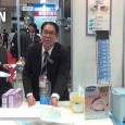 クリニス株式会社は危機管理産業展 2014にて、簡易トイレ「ケアバッグ」を出展。 尿500ミリリットルをゲル化し脱臭する吸収性中敷きパッドが入った小型で備蓄に最適な簡易トイレを紹介。