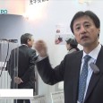 カラーリンク・ジャパン株式会社はウェアラブル EXPO 2015にて、シースルー光学ユニットを出展。 正面はシースルーで見えつつ、偏光ビームスプリッターを使い、目に映像を映すユニットを紹介。