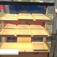 株式会社コミュニケーション開発は2015 モバックショウにて、LEDパン陳列ケースを出展。 衛生的かつLED照明でパンが美味しく見えるパン陳列ケースを紹介。