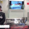 有限会社光陽機械製作所は2015 モバックショウにて、追随式自動注入装置「シューフレンド」を出展。 ノズルを引き抜きながら注入し、端から端までクリームを入れられる自動注入装置を紹介。