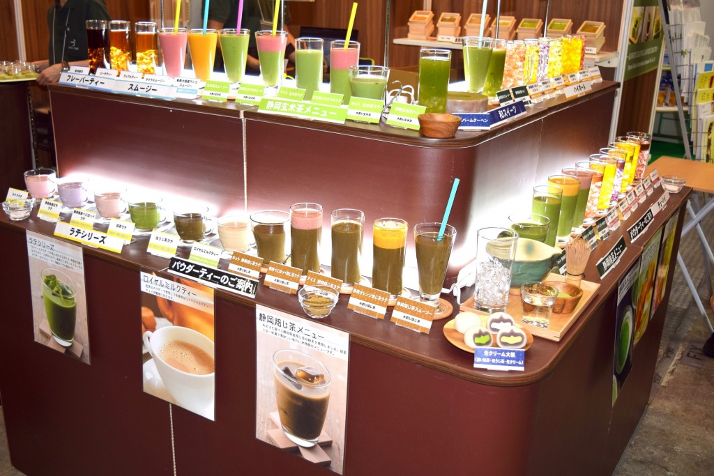 おやいず製茶ブースでは抹茶や焙じ茶のラテなどを試飲できる（アルコール・ソフトドリンクパビリオン）