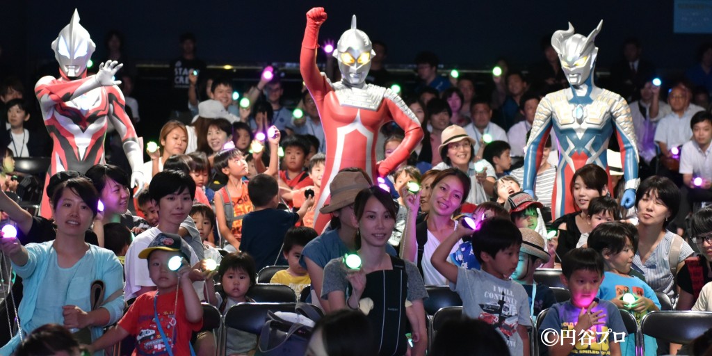 手に持っている光るアイテムが「ウルトラフラッシュ」